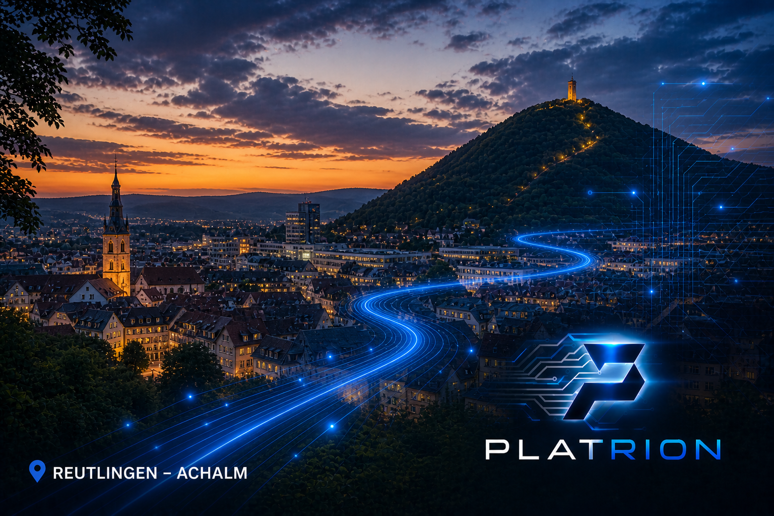 Reutlingen mit der Marienkirche und der Achalm im Sonnenuntergang, leuchtende blaue Lichtströme über die Stadt mit Platrion Logo, Standortpin Reutlingen Achalm